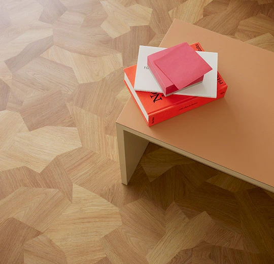 98513T4319 contrasted shaped wood